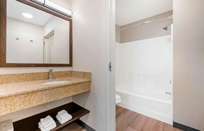 Duschwanne, kostenlose Toilettenartikel, Haartrockner, Handtücher