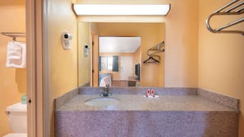 Combined shower/tub, free toiletries, hair dryer, towels