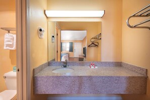 Combined shower/bathtub, free toiletries, hair dryer, towels