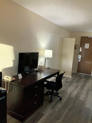 Habitación, 2 camas Queen size, para no fumadores | 1 habitación, escritorio, tabla de planchar con plancha y wifi gratis 