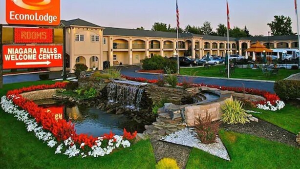Ein Hotel mit einem Schild, das anzeigt, dass es sich um das EconoLodge, das Niagarafälle Willkommenszentrum handelt und Zimmer frei sind.