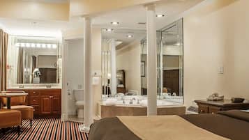 套房, 1 张特大床, 无烟房 | 高档床上用品、客房内保险箱、办公桌、熨斗/熨衣板