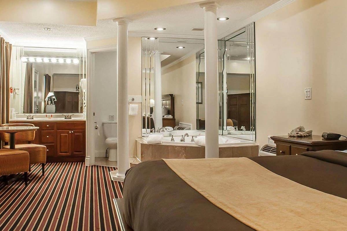 Premium bedding, in-room safe, desk, iron/ironing board