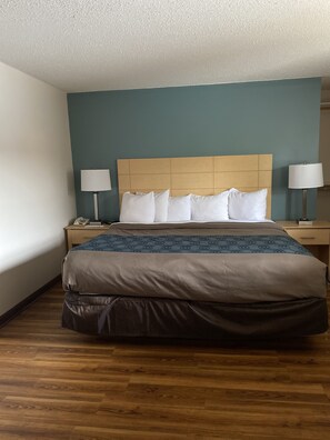 Luxe beddengoed, een kluis op de kamer, een bureau