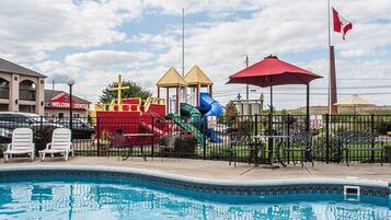 Alberca al aire libre y camastros