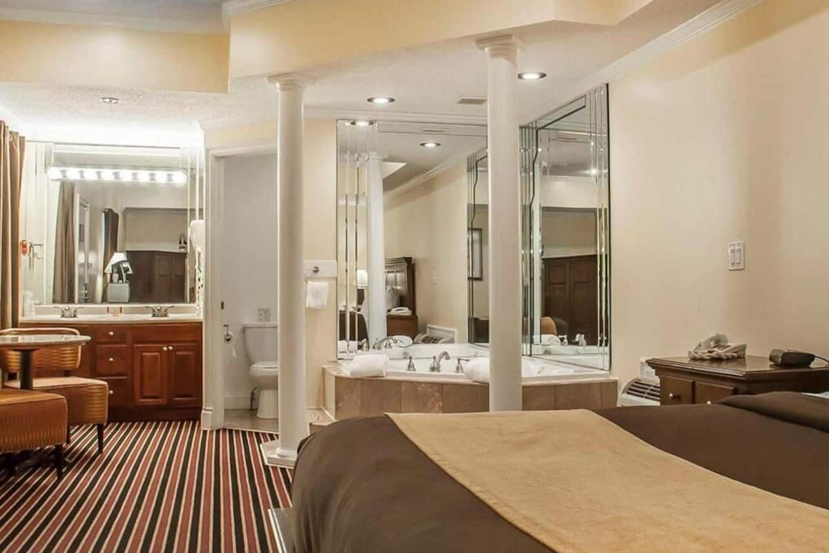 Premium bedding, in-room safe, desk, iron/ironing board