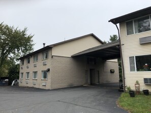 Property entrance - Latham Inn (Latham)