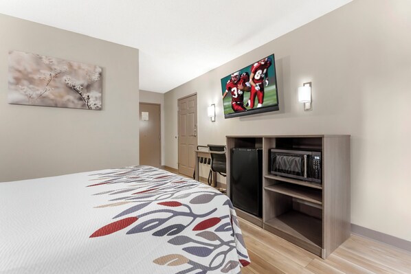 Deluxe kamer, 1 queensize bed, rolstoeltoegankelijke douche, niet-roken | Een bureau, een laptopwerkplek, verduisterende gordijnen, gratis wifi