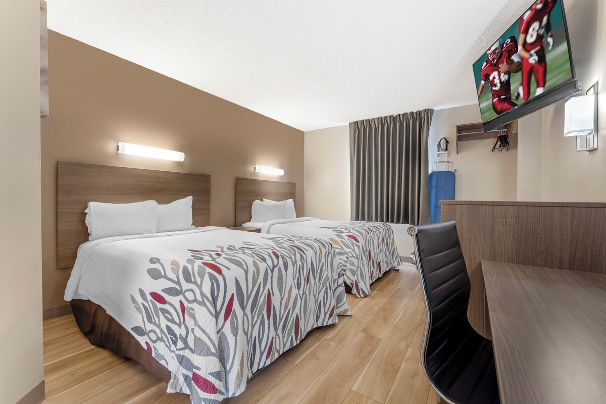 Deluxe kamer, 2 tweepersoonsbedden, niet-roken | Een bureau, een laptopwerkplek, verduisterende gordijnen, gratis wifi