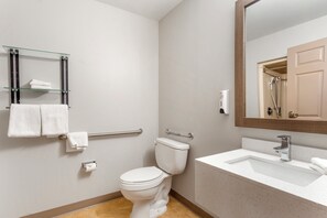 Deluxe-Zimmer, 1 Queen-Bett, rollstuhlgeeignete Dusche, Nichtraucher | Badezimmer | Kostenlose Toilettenartikel, Handtücher, Shampoo, Toilettenpapier