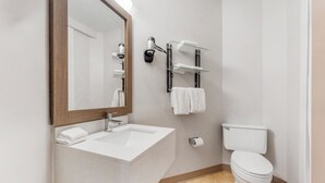Deluxe Room, 1 Queen Bed, Non Smoking | Bathroom | Free toiletries, towels, shampoo, toilet paper - Red Roof Inn Johnstown (Johnstown)