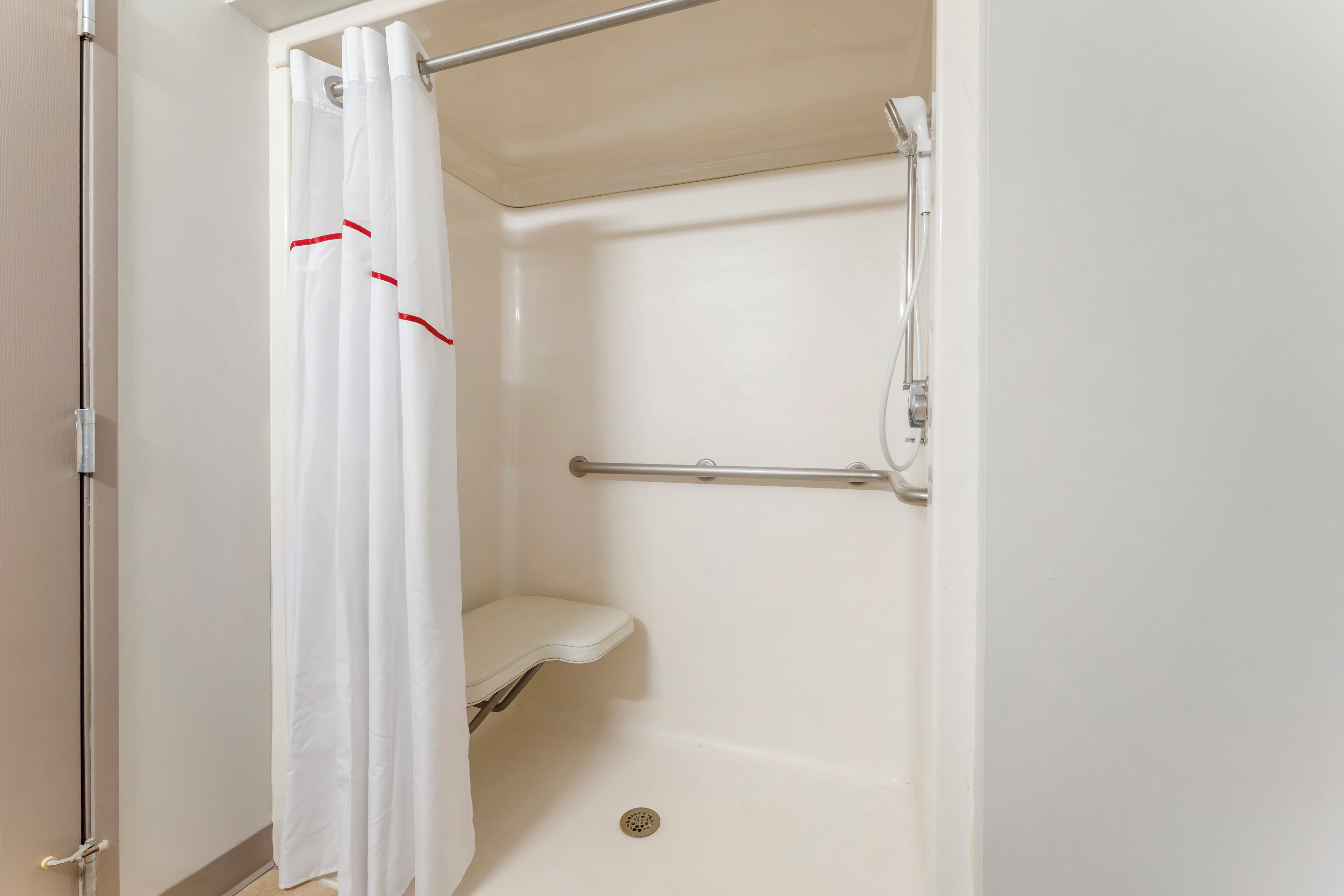Quarto luxo, 1 cama Queen, chuveiro com barras de apoio, para não fumantes | Banheiro | Produtos de toalete grátis, toalhas de banho, shampoo, papel higiênico