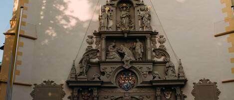 Una iglesia con arquitectura ornamentada, que incluye una gran entrada en arco y esculturas detalladas.