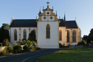 Una iglesia grande y ornamentada, con una torre central destacada y varios ventanales de arco.