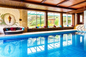 Piscina interna, funciona das 7h às 20h, espreguiçadeiras