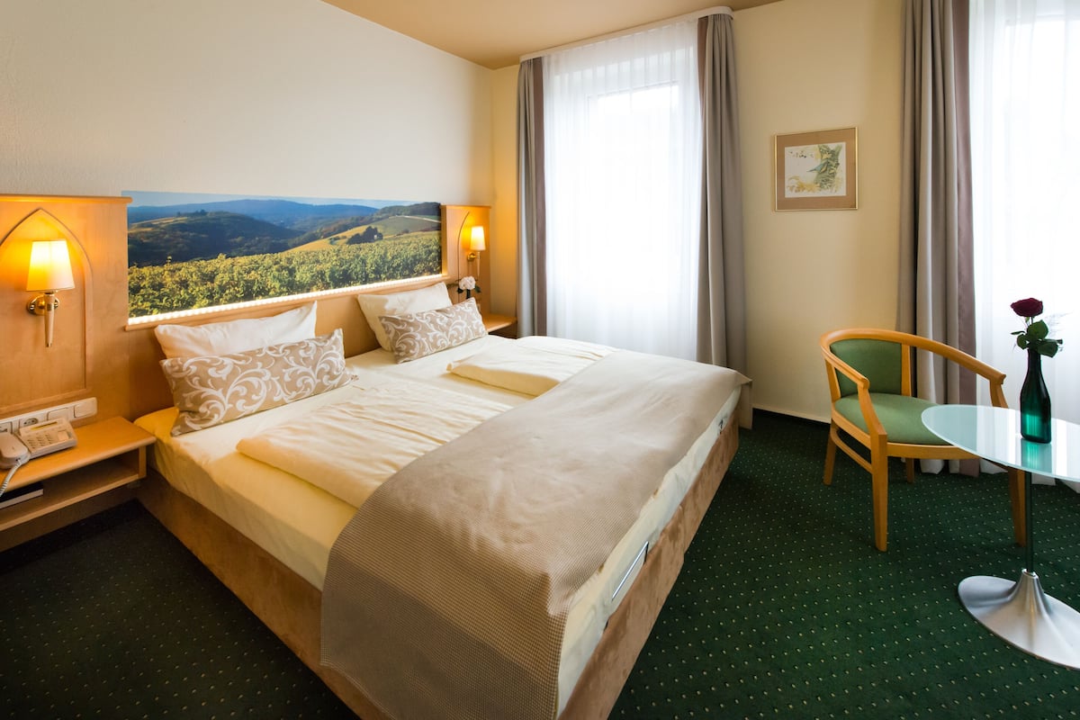 Small Double Room | Hypo-allergenic bedding, minibar, in-room safe, individually furnished