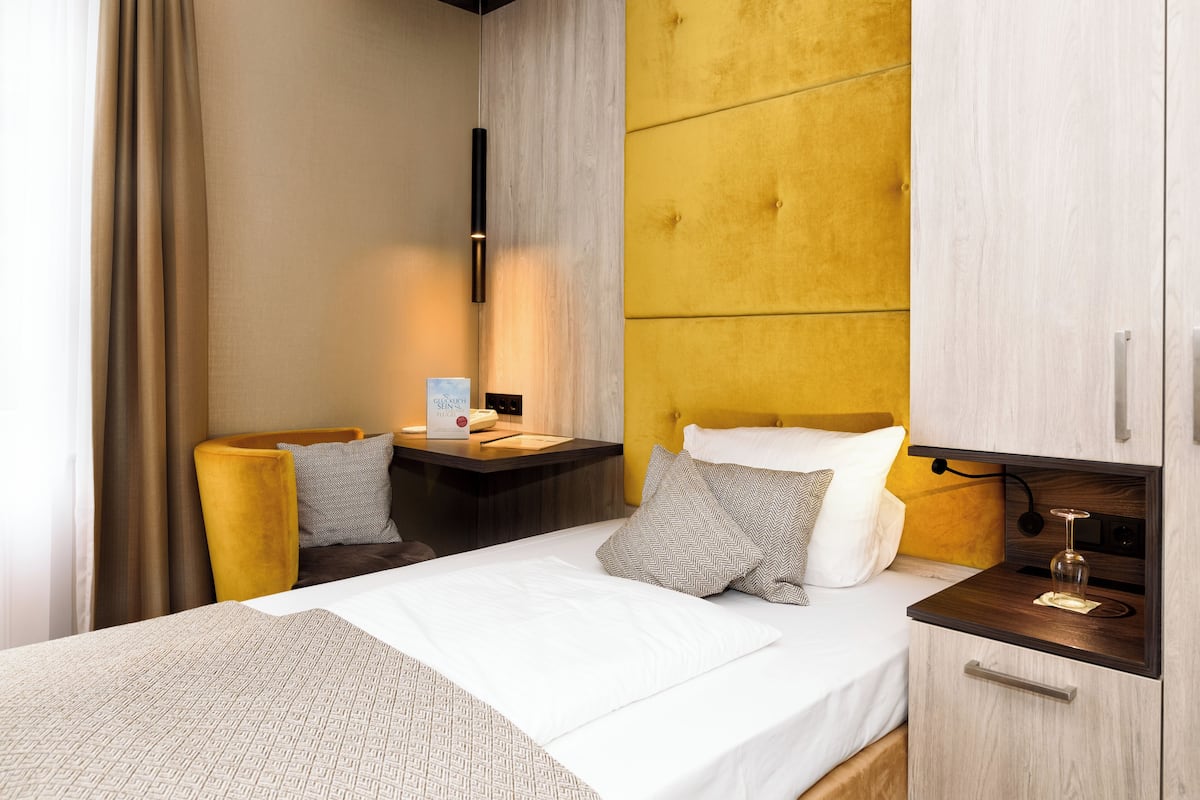 Standard Single Room, 1 Twin Bed | Hypo-allergenic bedding available, pillowtop beds, minibar, in-room safe