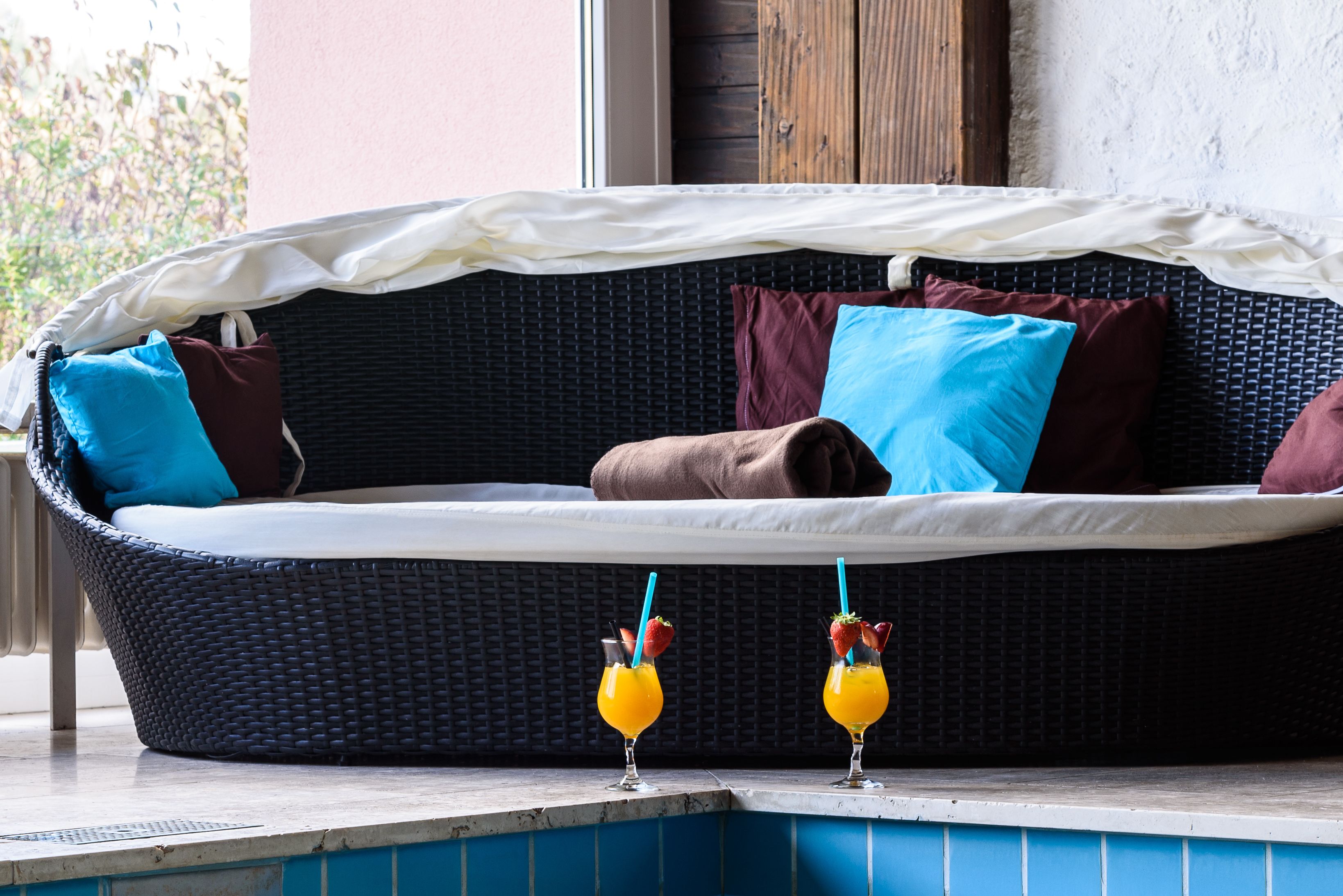 サウナ、ホットストーンマッサージ、スポーツ マッサージ、ボディスクラブ、2  室のトリートメントルーム、マッサージ