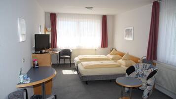 Standaard tweepersoonskamer | Een kluis op de kamer, individueel gedecoreerd, een bureau