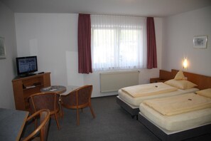 In-room safe, individually decorated, desk, iron/ironing board - AKZENT Hotel Goldener Ochsen (Wolpertshausen)