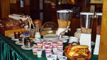 Sarapan bufet setiap hari (EUR 5.2 seorang)