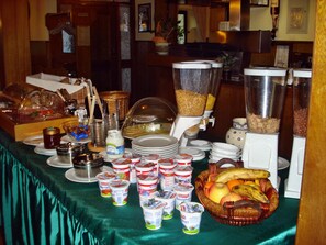 Desayuno buffet todos los días (EUR 5.2 por persona) 