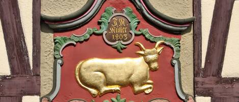 Una placa decorativa con un toro dorado y la inscripción “Z.S. Miller 1803” en la fachada de un edificio.