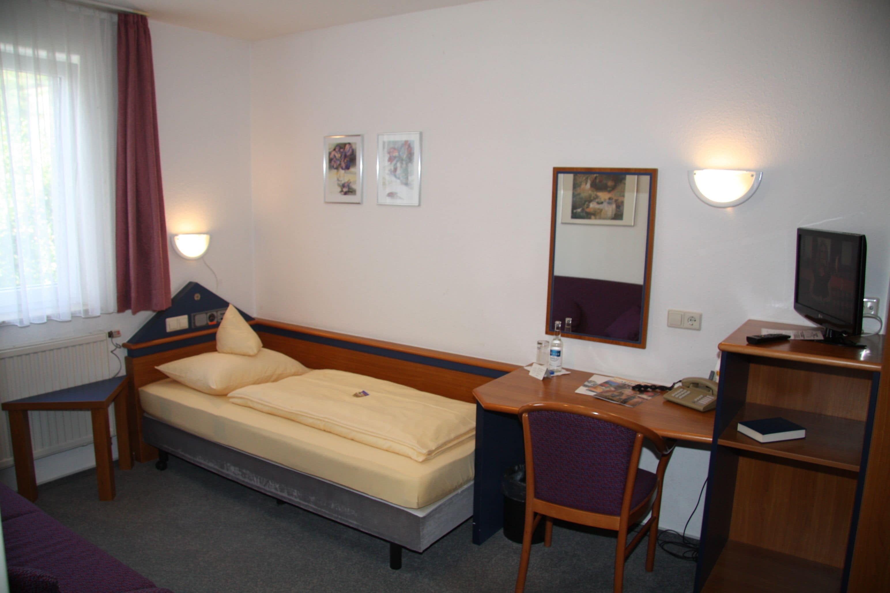 standard single room | in-room safe, individually decorated, desk, iron/ironing board