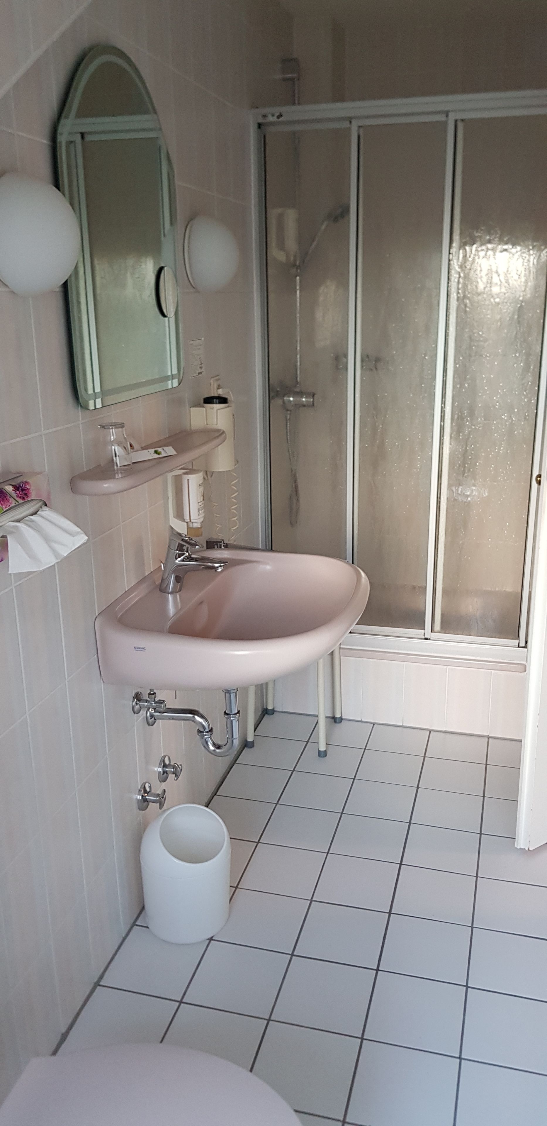 basic single room | bathroom | shower, free toiletries, towels