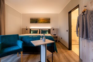 Ropa de cama de alta calidad, escritorio y wifi gratis