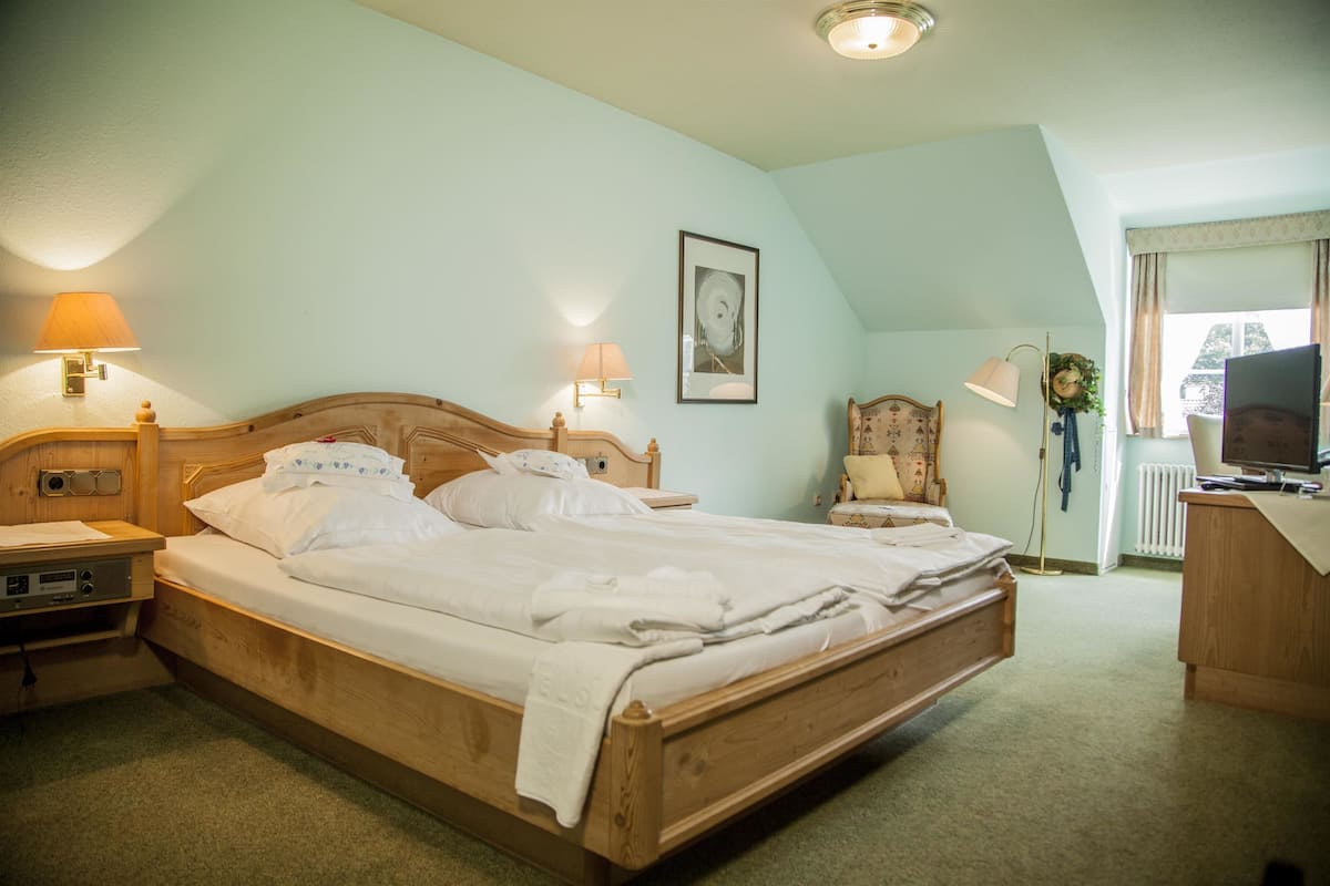 Habitación básica doble | Ropa de cama de alta calidad, escritorio y wifi gratis