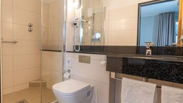 Shower, free toiletries, towels