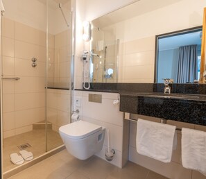 Shower, free toiletries, towels - AKZENT Hotel Gut Hoeing (Unna)