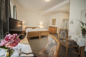 Basic-Doppelzimmer | 1 Schlafzimmer, hochwertige Bettwaren, Schreibtisch, kostenloses WLAN