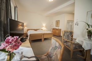 Basic-Doppelzimmer | Hochwertige Bettwaren, Schreibtisch, kostenloses WLAN