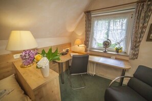Classic Single Room | Premium bedding, desk, free WiFi - AKZENT Hotel Gut Hoeing (Unna)