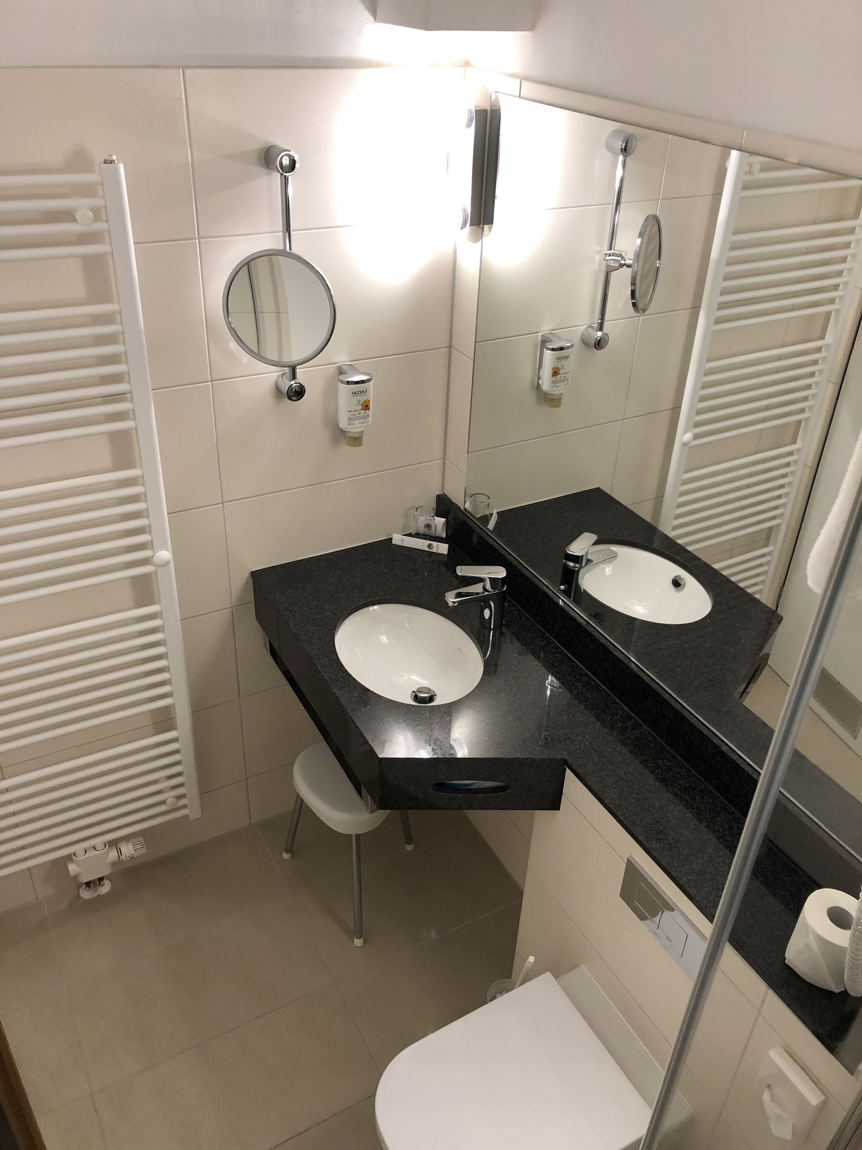 classic double room | bathroom | shower, free toiletries, towels