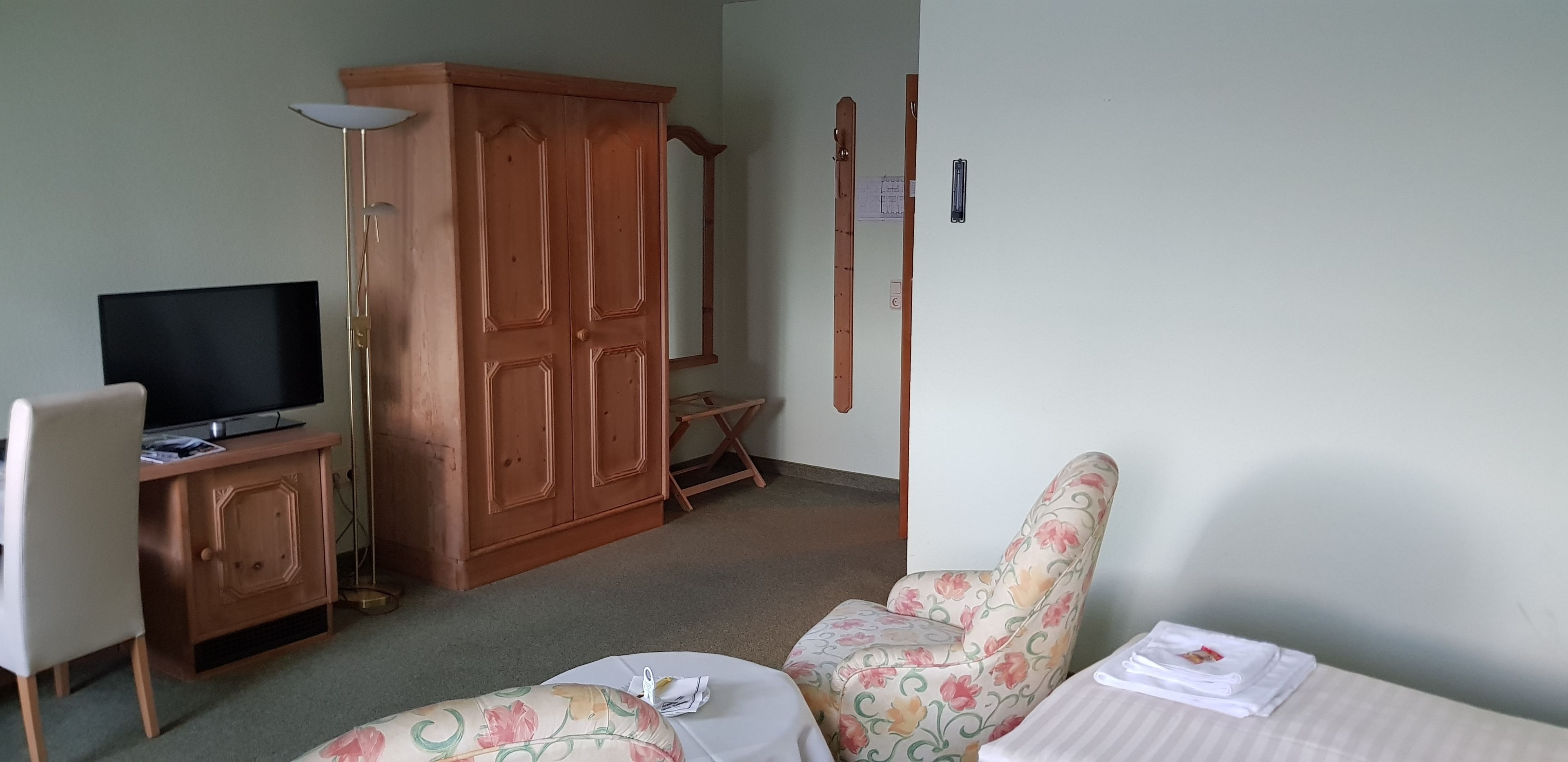 basic double room | living area | 33-inch flat-screen tv with cable channels, tv