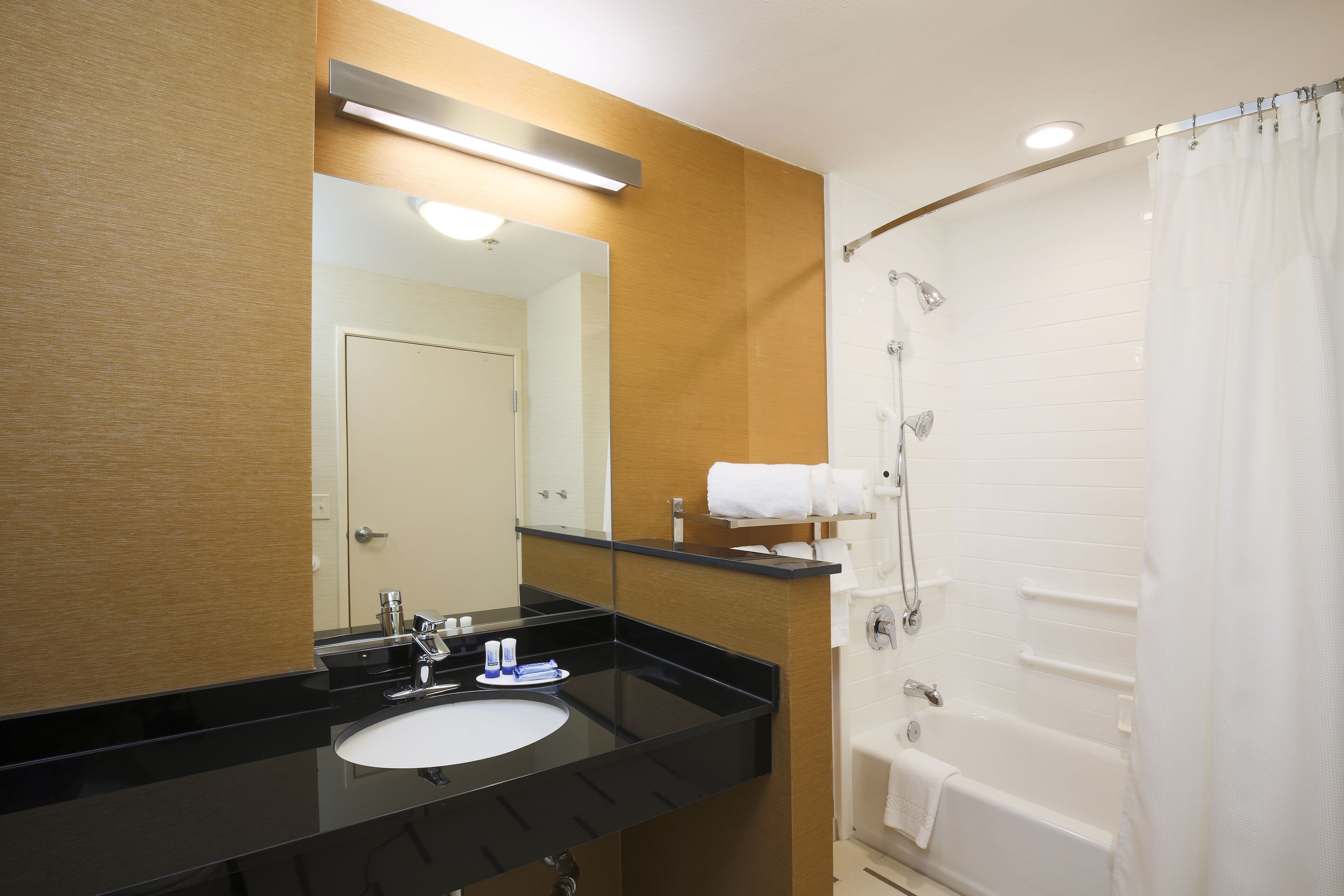 combined shower/bathtub, free toiletries, hair dryer, towels