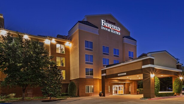 A Fairfield Inn & Suites hotel with a modern design, featuring a prominent entrance and a well-lit facade. - Fairfield Inn and Suites by Marriott Austin Northwest/Domain (Austin)