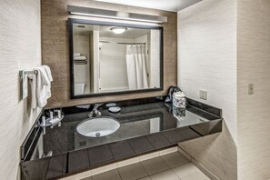 Suite, 1 kingsize bed met slaapbank (Hearing Accessible) | Badkamer | Een bad/douchecombinatie, gratis toiletartikelen, een haardroger