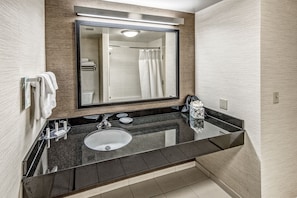 Suite, 1 King-Bett und Schlafsofa (Hearing Accessible) | Badezimmer | Duschwanne, kostenlose Toilettenartikel, Haartrockner, Handtücher