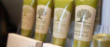 Eine Präsentation von Olive Tree Duschgelflaschen mit Baumlogo.