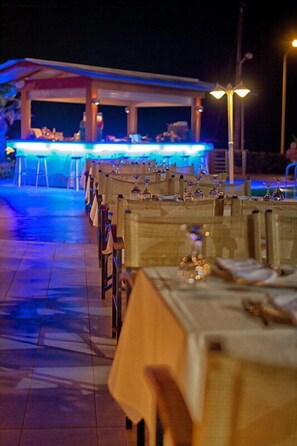 2 restaurants, lunch, dinner served; international cuisine