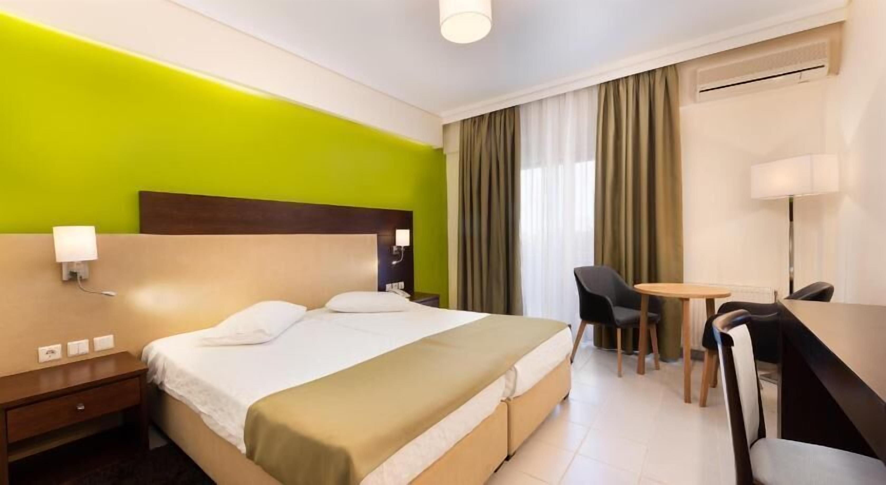 迷你吧、客房内保险箱、办公桌、隔音