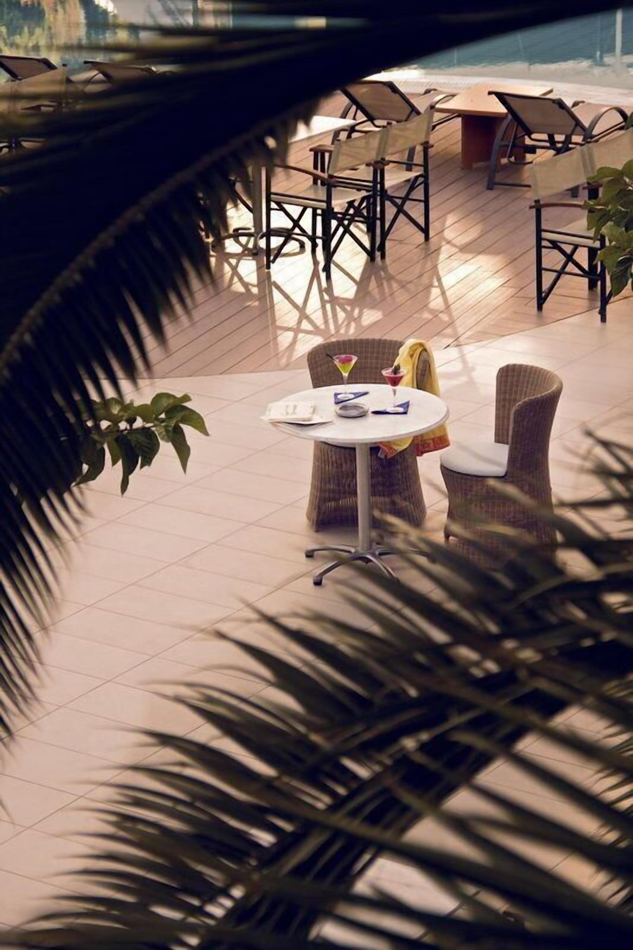 2 restaurants, lunch, dinner served; international cuisine