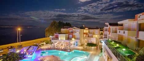 Piscine extérieure en saison