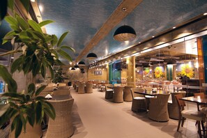 2 restaurants, lunch, dinner served; international cuisine 