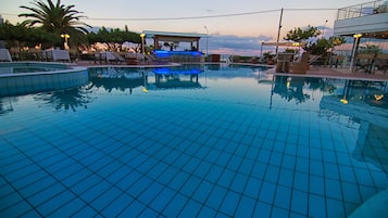 Una piscina al aire libre de temporada