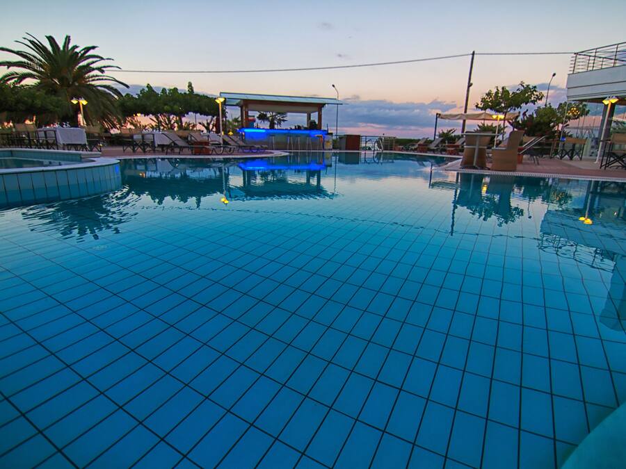 Kauden mukainen ulkouima-allas